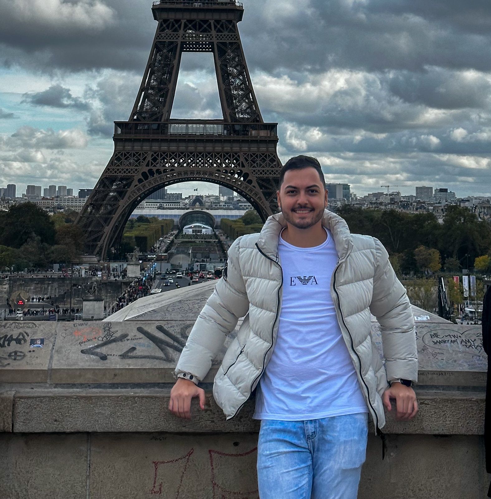 Felippe Neves in Paris in front of the Eiffel Tower